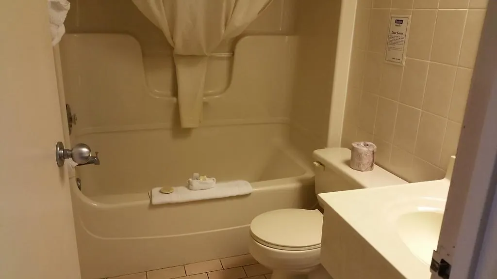 Travelodge By Wyndham Niagara Falls Lundys Lane 3*,  Canada